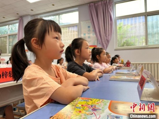 圖為衡水市康復街小學，小學生聽老師講開學第一課內(nèi)容。徐鵬璐 攝