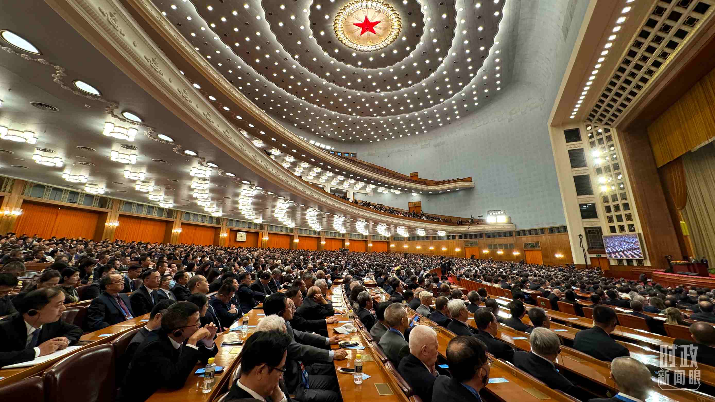  △中非合作論壇非方成員國國家元首、政府首腦、代表團團長及國際和地區(qū)組織負責人等中外各界人士3200余人出席開幕式。（總臺央視記者蔣碩拍攝）