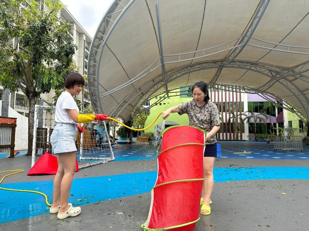 ?？谑薪逃變簣@在臺(tái)風(fēng)過后進(jìn)行室外環(huán)境清理。新華社記者 陳凱姿 攝