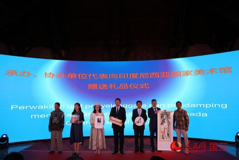 在展覽開幕式現(xiàn)場，本次展覽的承辦、協(xié)辦單位代表向印尼國家美術(shù)館贈(zèng)送禮品。人民網(wǎng)記者 曹師韻攝