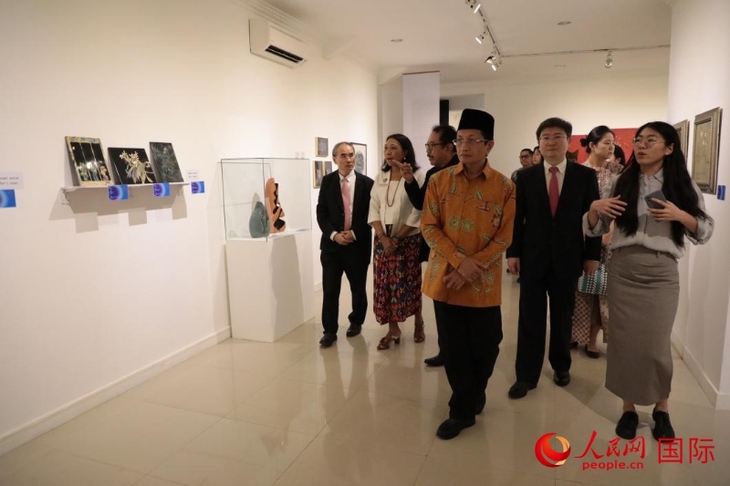 參加開幕式的嘉賓參觀展覽。人民網(wǎng)記者曹師韻攝