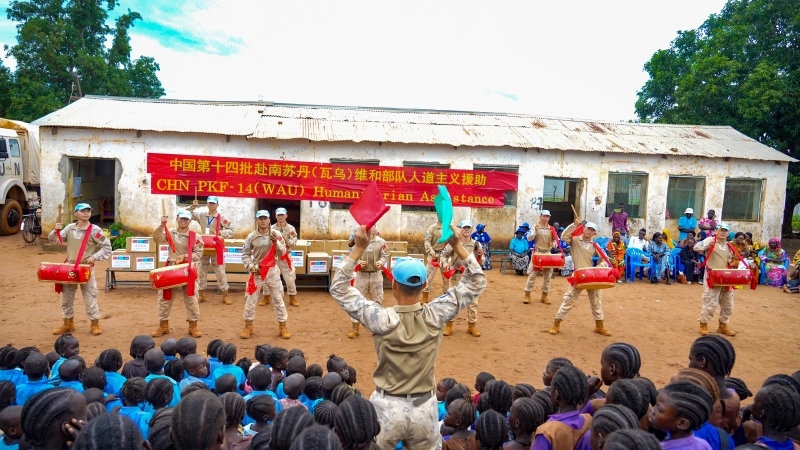 進(jìn)行傳統(tǒng)鑼鼓表演。鄧原淘攝