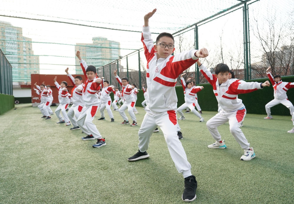 2024年2月21日，在人大附中實(shí)驗(yàn)小學(xué)，學(xué)生們?cè)隗w育課中進(jìn)行武術(shù)練習(xí)。新華社記者 任超 攝