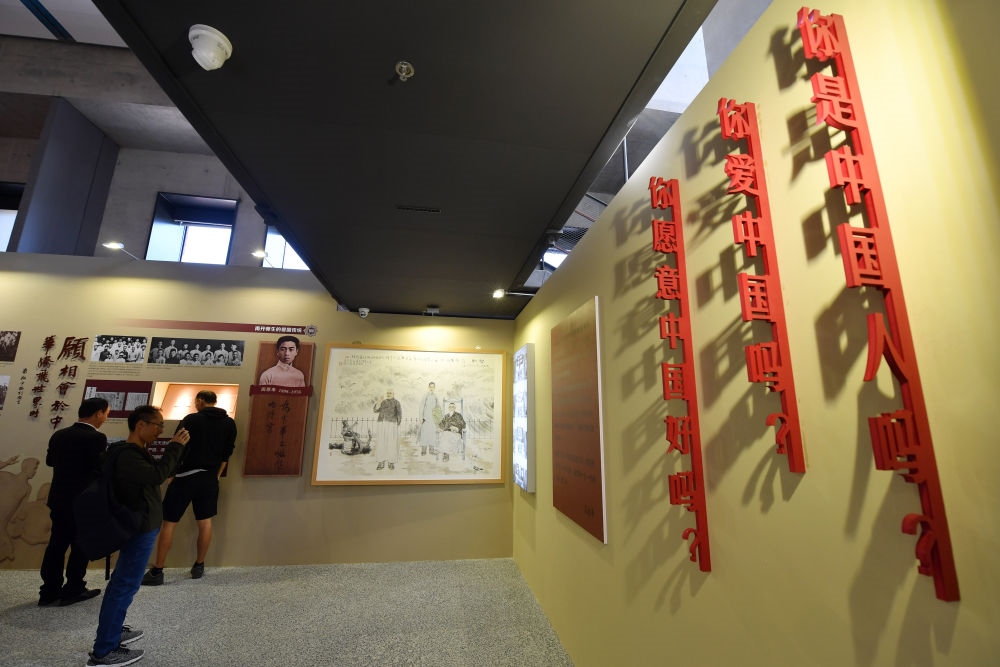 在南開(kāi)大學(xué)海冰樓內(nèi)，墻上掛著“愛(ài)國(guó)三問(wèn)”（2019年10月14日攝）。新華社記者 李然 攝