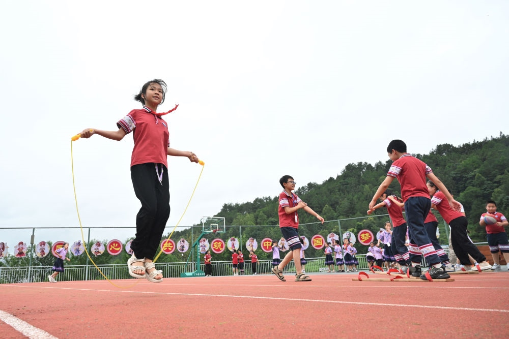 在廣西桂林市龍勝各族自治縣龍勝鎮(zhèn)第二小學(xué)，學(xué)生在大課間跳繩（2024年6月26日攝）。新華社記者 姜克紅 攝