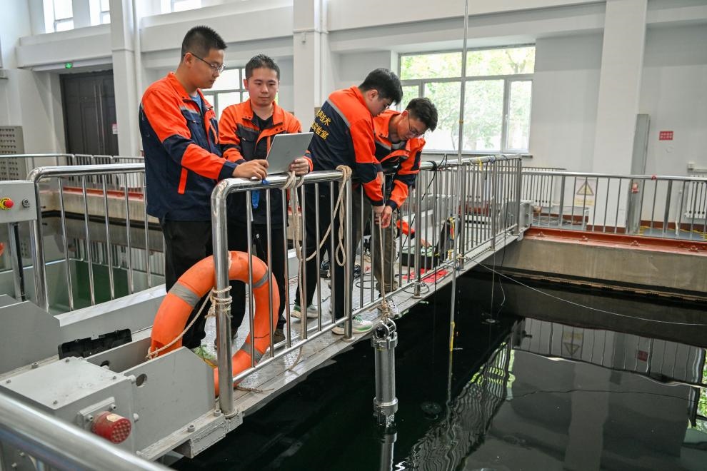 哈爾濱工程大學水聲工程學院學生在進行技術(shù)實驗。新華社記者王松 攝