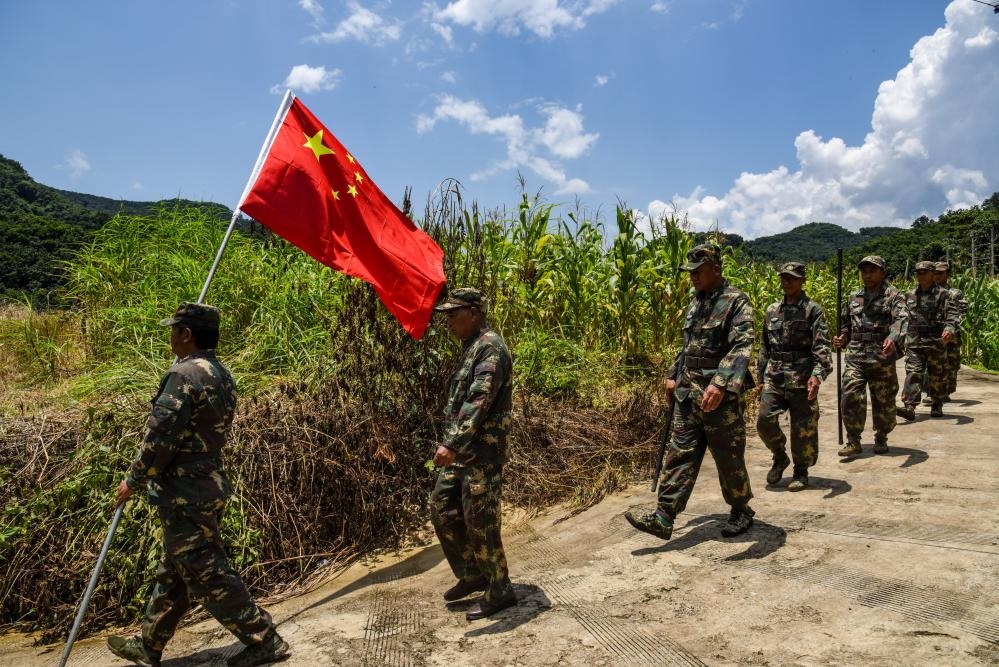 8月16日，老支書尼紅（左二）和班老鄉(xiāng)班搞村巡邊隊一起出發(fā)去巡邊。新華社記者吉哲鵬 攝