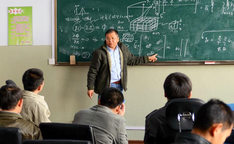 2011年4月，著名地球物理學(xué)家黃大年為學(xué)生們授課。