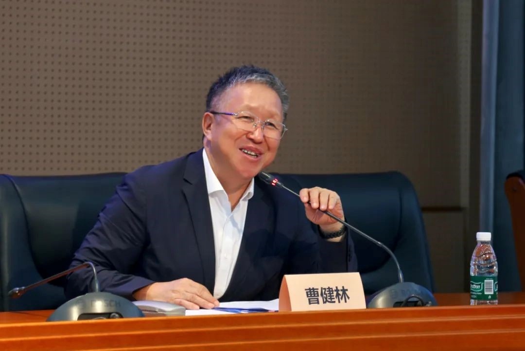 科技部原副部長、十三屆全國政協(xié)教科衛(wèi)體委員會(huì)副主任、現(xiàn)任季華實(shí)驗(yàn)室理事長、主任曹健林致辭。主辦方供圖