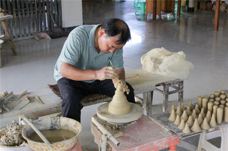 陶器是人類社會由舊石器時代發(fā)展到新石器時代的標志之一，也是人類由野蠻走向文明的標志，承載著人類成長進步的記憶。陶藝一條街上，母氏陶藝館內(nèi)，空氣中彌漫著陶土的芬芳。非遺傳承人母先才展示制陶技術，他神情專注、心無旁騖地打磨手中的陶坯，手中的泥土在旋轉的陶輪上漸漸成型。與土陶相伴近40年的母先才堅守初心，傳承土陶技藝是他作為貴州省級非遺花茂土陶傳承人的“執(zhí)念”與責任。（俄羅斯《俄羅斯報》視覺內(nèi)容部副主編阿爾圖爾·杰魯諾夫攝）