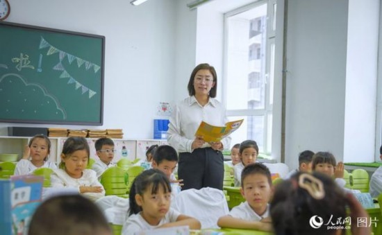9月9日，黑龍江省哈爾濱市花園小學(xué)，語文老師正在給二年級小學(xué)生們上課。人民網(wǎng)記者 張哲鑫攝