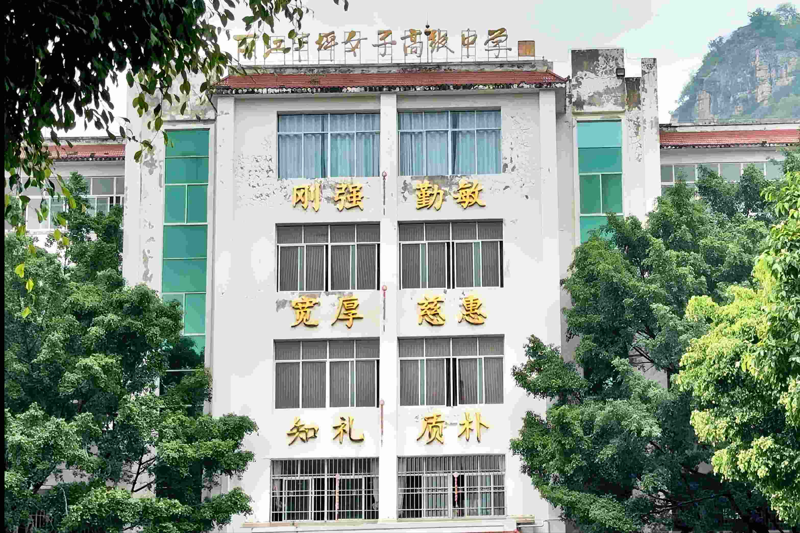 華坪女高教學(xué)樓。人民網(wǎng)記者 劉微攝