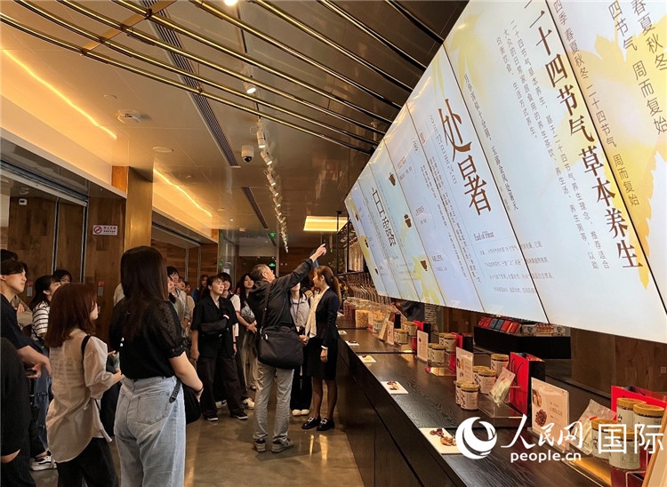 2. 日中友好協(xié)會青年代表團(tuán)一行學(xué)習(xí)24節(jié)氣養(yǎng)生知識。（人民網(wǎng)記者陳思 攝）