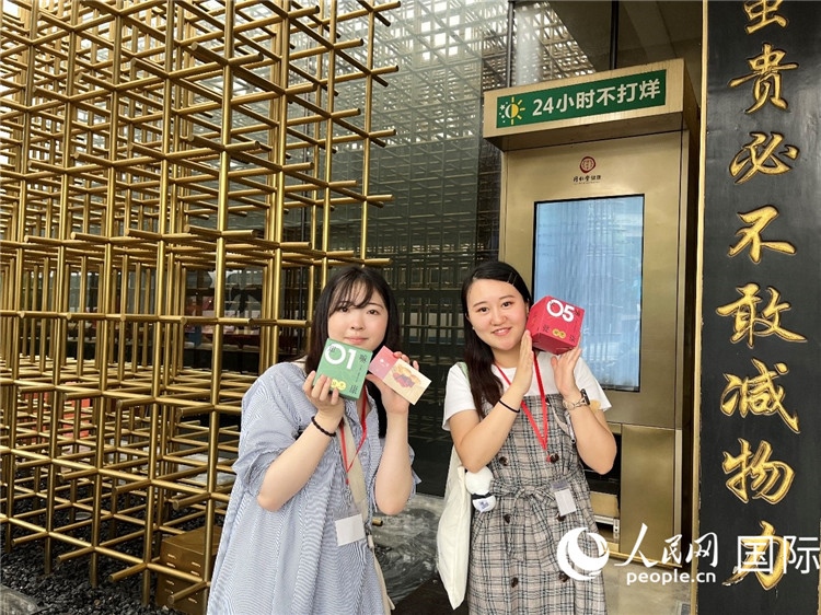 5. 代表團(tuán)團(tuán)員展示通過無人售藥機購買的盲盒。（人民網(wǎng)記者陳思 攝）