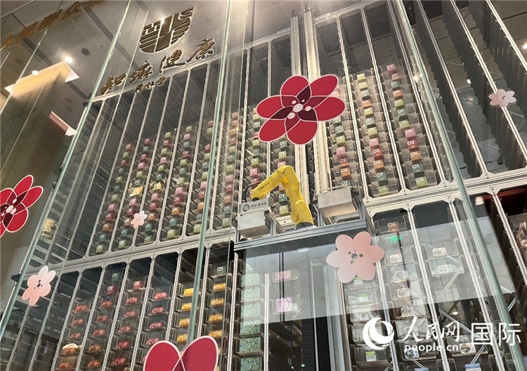 6. 機械臂正在取貨。（人民網(wǎng)記者陳思 攝）