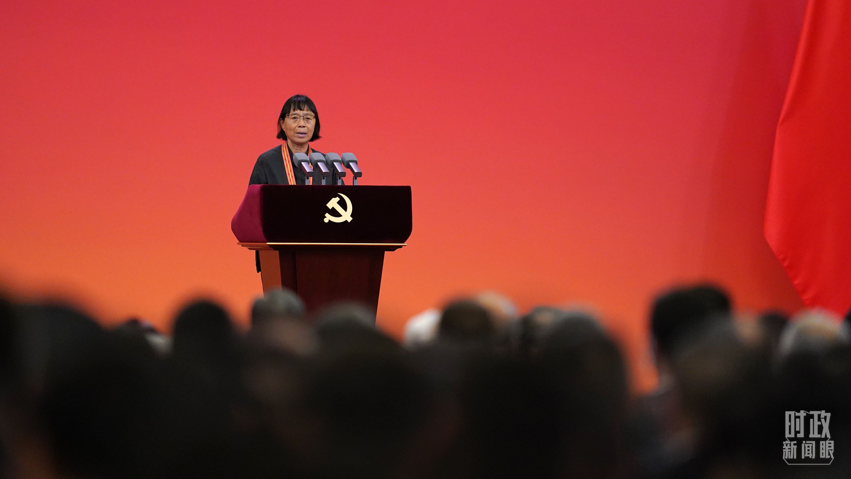  △2021年6月，幫助數(shù)千名貧困山區(qū)女孩圓夢大學的人民教師張桂梅，代表“七一勛章”獲得者發(fā)言。（總臺國廣記者李晉拍攝）