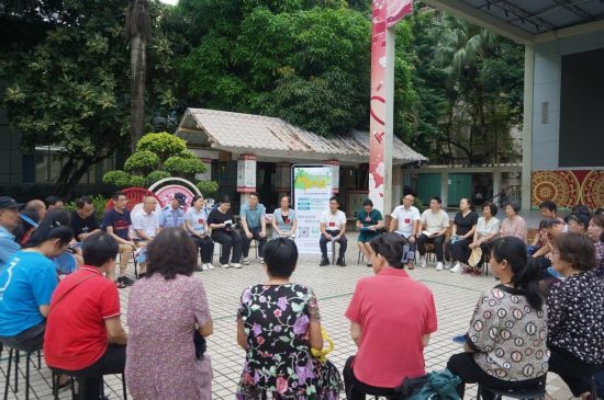  南寧市青秀區(qū)新竹社區(qū)召開(kāi)“竹聲傾談”民情懇談會(huì)。（李抒蓉 攝）