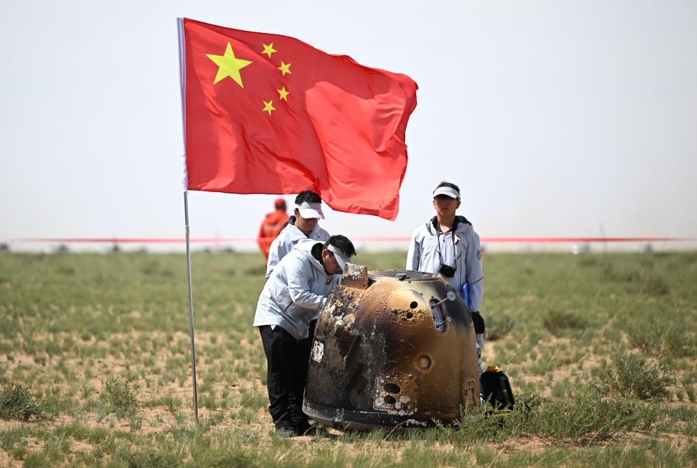 6月25日14時7分，嫦娥六號返回器攜帶來自月背的月球樣品安全著陸在內(nèi)蒙古四子王旗預(yù)定區(qū)域，探月工程嫦娥六號任務(wù)取得圓滿成功。新華社記者 貝赫 攝