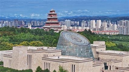 △寶雞青銅器博物院建筑外形運用高臺門闕、青銅厚土的建筑語言，氣勢恢宏，厚重威嚴。（總臺央視記者范凱拍攝）
