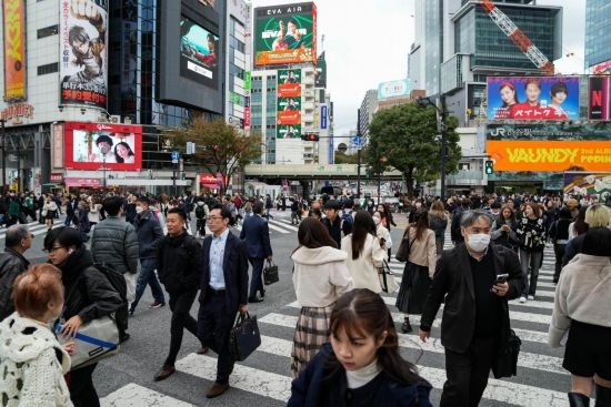 2023年11月15日，人們走過(guò)日本東京澀谷車站前的十字路口。新華社記者張笑宇攝