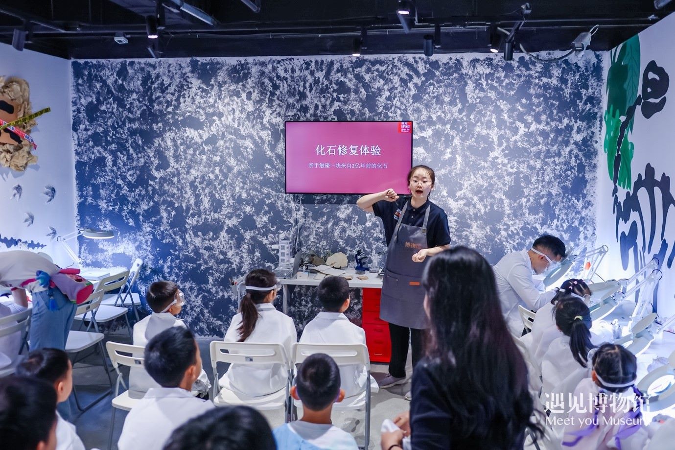 3. 小朋友們?cè)凇?億年的地球記憶——恐龍化石特展”體驗(yàn)當(dāng)“小小科學(xué)家”。遇見(jiàn)博物館供圖