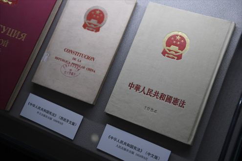 這是“五四憲法”歷史資料陳列館北山街館區(qū)展出的“五四憲法”中文版和西班牙文版。（2018年2月24日攝）新華社記者黃宗治攝
