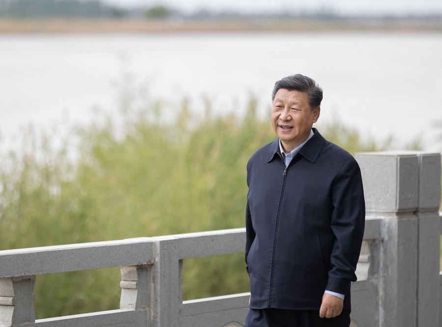 2020年6月8日，中共中央總書記、國家主席、中央軍委主席習(xí)近平在寧夏黃河吳忠市城區(qū)段了解加強(qiáng)黃河流域生態(tài)保護(hù)情況。新華社記者 王曄 攝