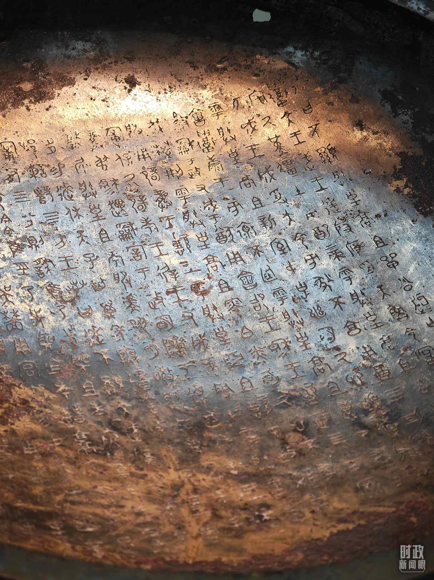 △ 寶雞青銅器博物院內(nèi)展陳——逨盤(pán)。（總臺(tái)央視記者丁欣、彭漢明拍攝）