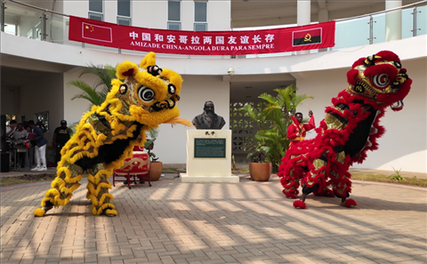 開(kāi)場(chǎng)舞獅表演。內(nèi)圖大學(xué)孔子學(xué)院供圖