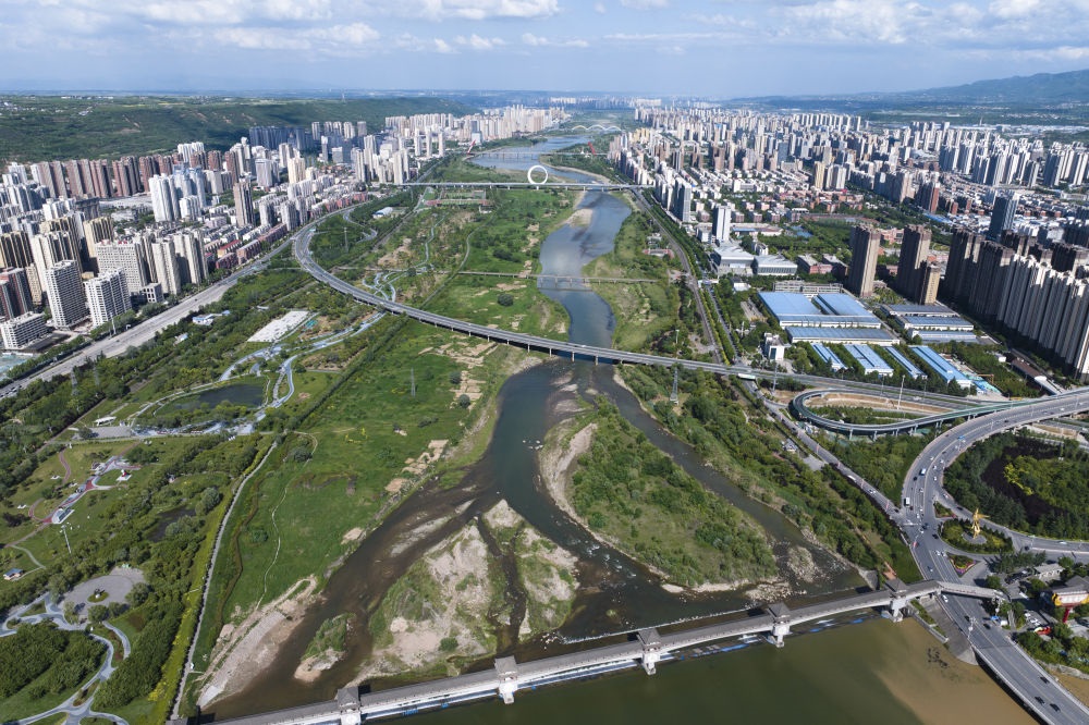 2024年5月9日在陜西省寶雞市拍攝的黃河最大支流渭河沿岸景色（無人機照片）。