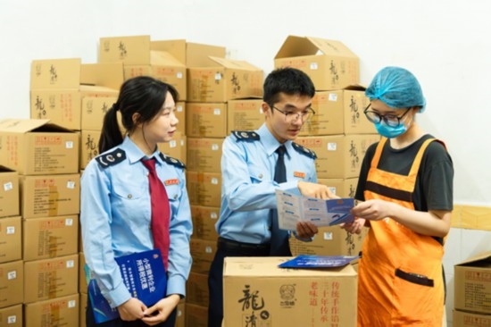 國家稅務(wù)總局平樂縣稅務(wù)局青年服務(wù)隊(duì)深入本土月餅生產(chǎn)銷售企業(yè)，精準(zhǔn)推送適用稅惠政策，為香甜的月餅增添“稅滋味”。任斯林?jǐn)z