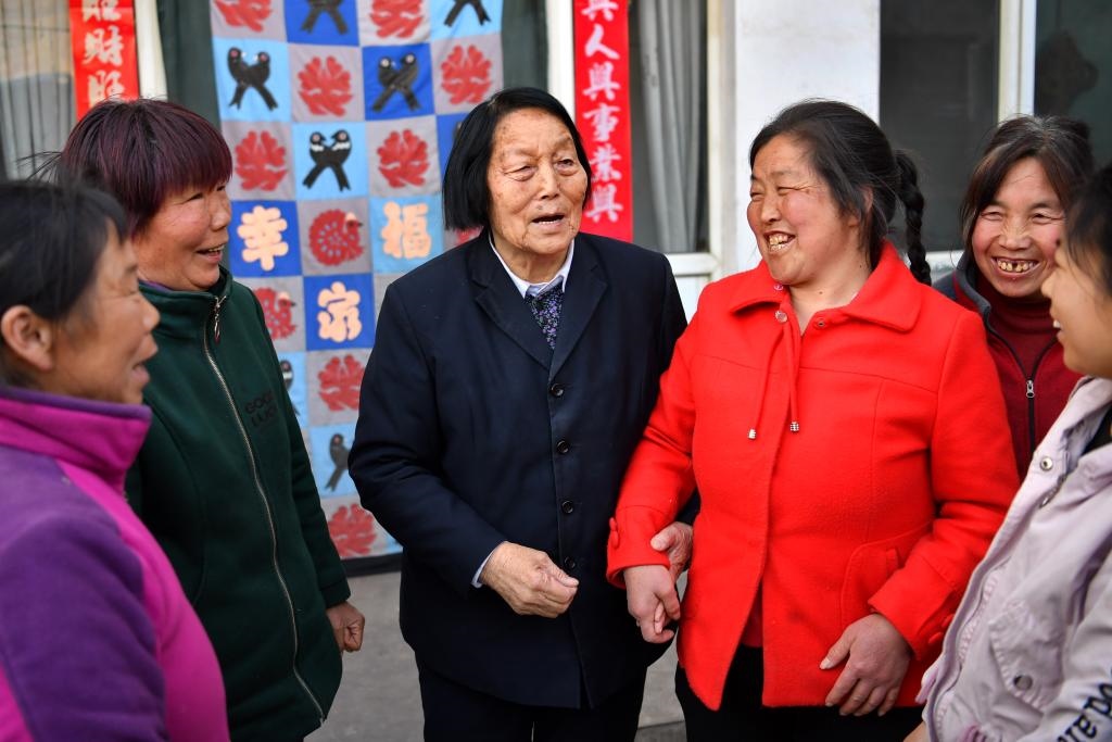 2019年3月23日，申紀蘭（左三）在山西省平順縣西溝村與村民分享全國兩會精神。新華社記者 曹陽 攝