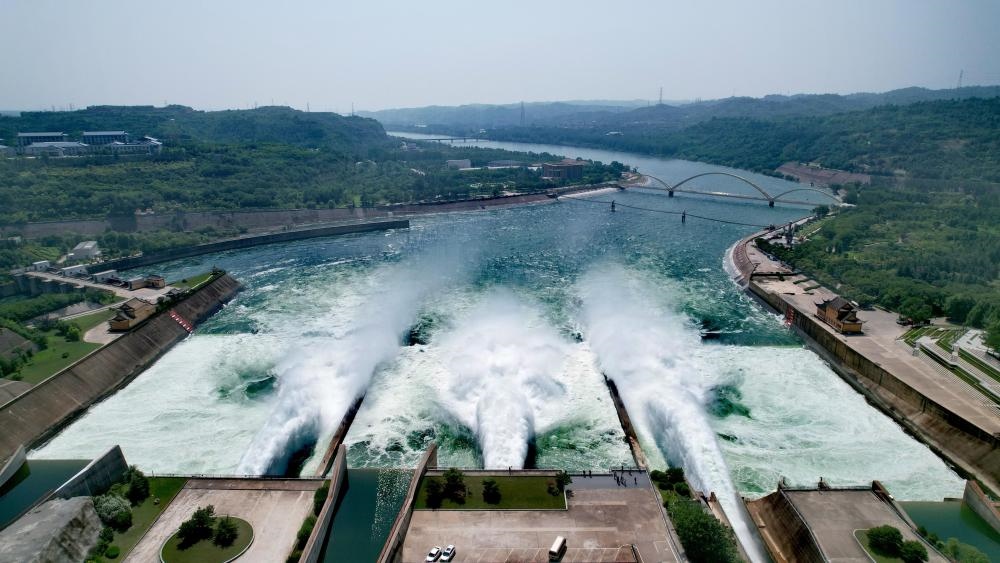 2023年6月21日，調水調沙清水下泄階段的小浪底水庫下泄基本為清水（無人機照片）。黃河調水調沙已實施22年，通過調水調沙，黃河下游河道主河槽得到全線沖刷，河床有明顯下降，行洪和過沙能力普遍提高。