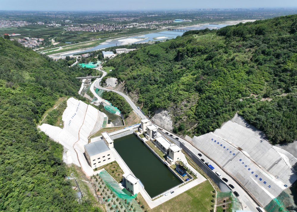 2023年7月16日，國家重大水利工程引漢濟渭工程成功實現先期通水，這是在陜西西安拍攝的黃池溝配水樞紐（無人機照片）。引漢濟渭工程全部建成投用后，可增加渭河入黃河水量年均6億至7億立方米。