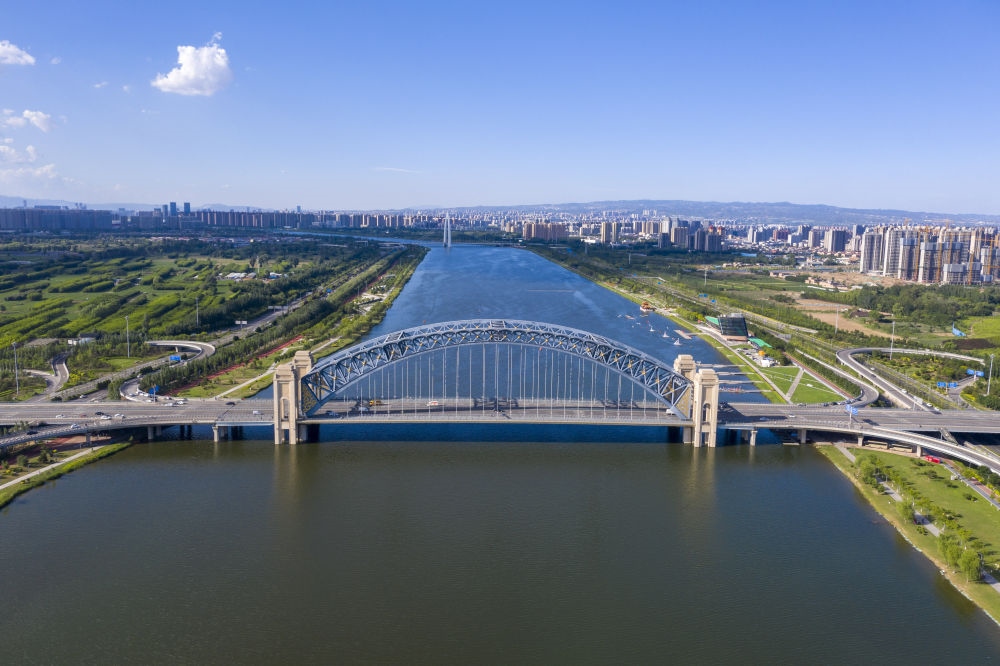2024年6月7日在山西拍攝的汾河太原段晉陽橋（無人機照片）。汾河是黃河第二大支流。近年來，當地通過源頭截污、雨污分流、生物治藻等措施推進“一泓清水入黃河”工程。今年1月至6月，太原市境內6個地表水國考斷面優(yōu)良水體比例達到100%。