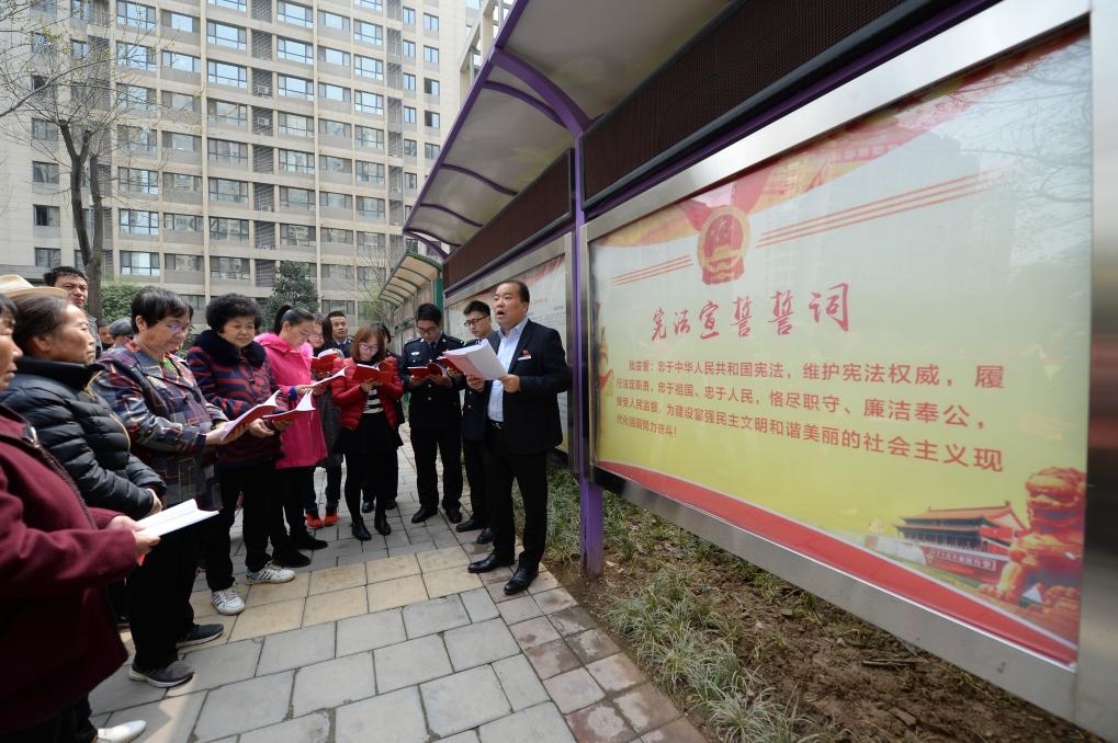 2018年3月20日，陜西寶倫律師事務所專職律師白銀濤（右一）在西安華遠君城社區(qū)宣傳憲法知識。新華社記者 李一博 攝