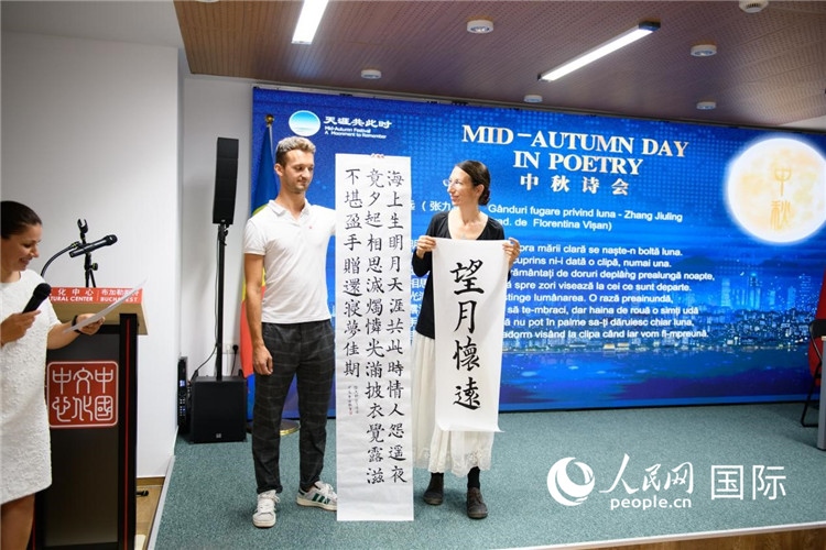 現(xiàn)場(chǎng)的羅馬尼亞書法愛好者書寫并展示作品。傅永山攝