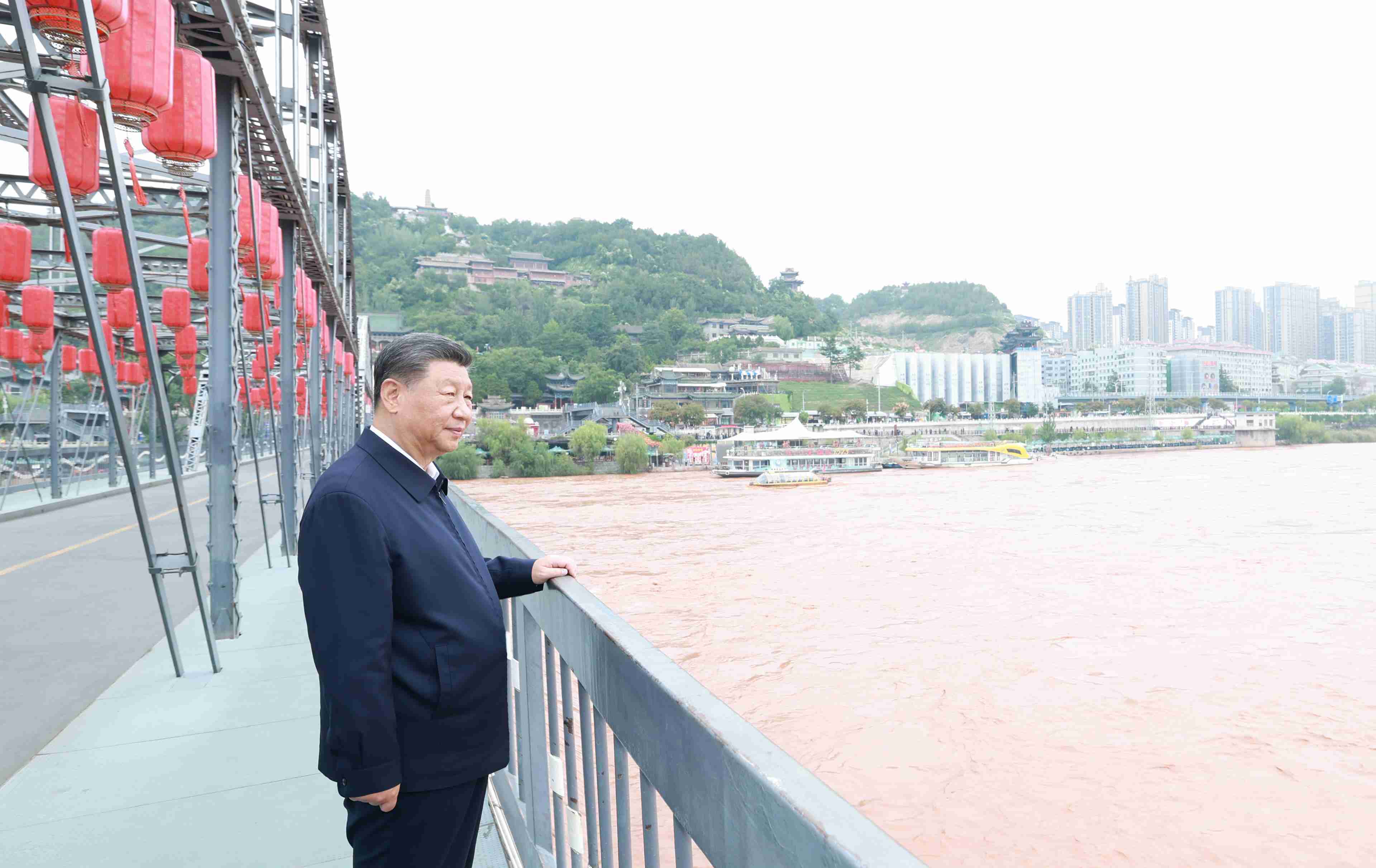 △9月11日，習(xí)近平總書記在甘肅蘭州中山橋上遠(yuǎn)眺黃河。