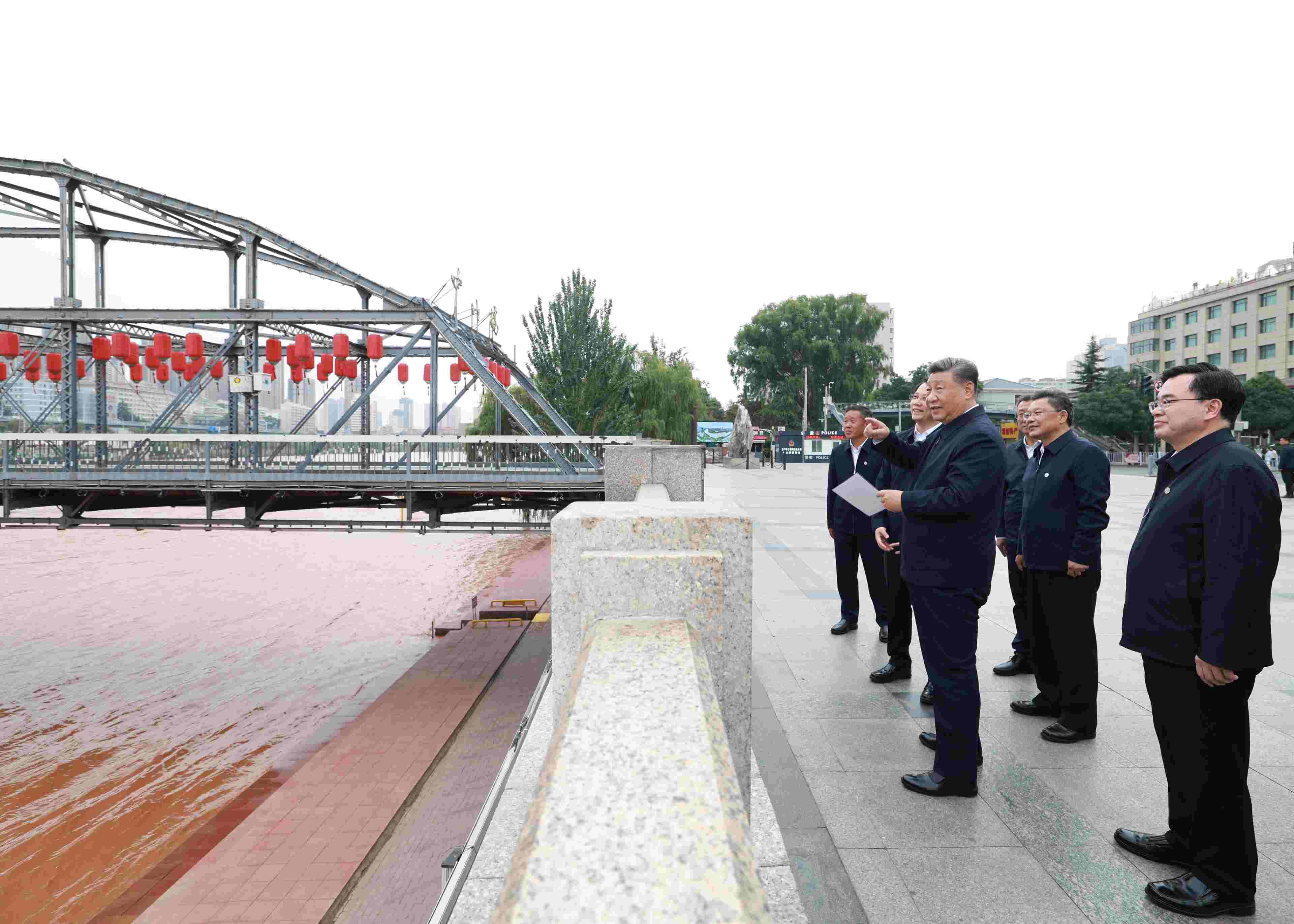 △ 2024年9月11日，習(xí)近平總書記來到甘肅省蘭州市黃河蘭州中山橋段，了解當(dāng)?shù)赝苿狱S河流域生態(tài)保護情況。