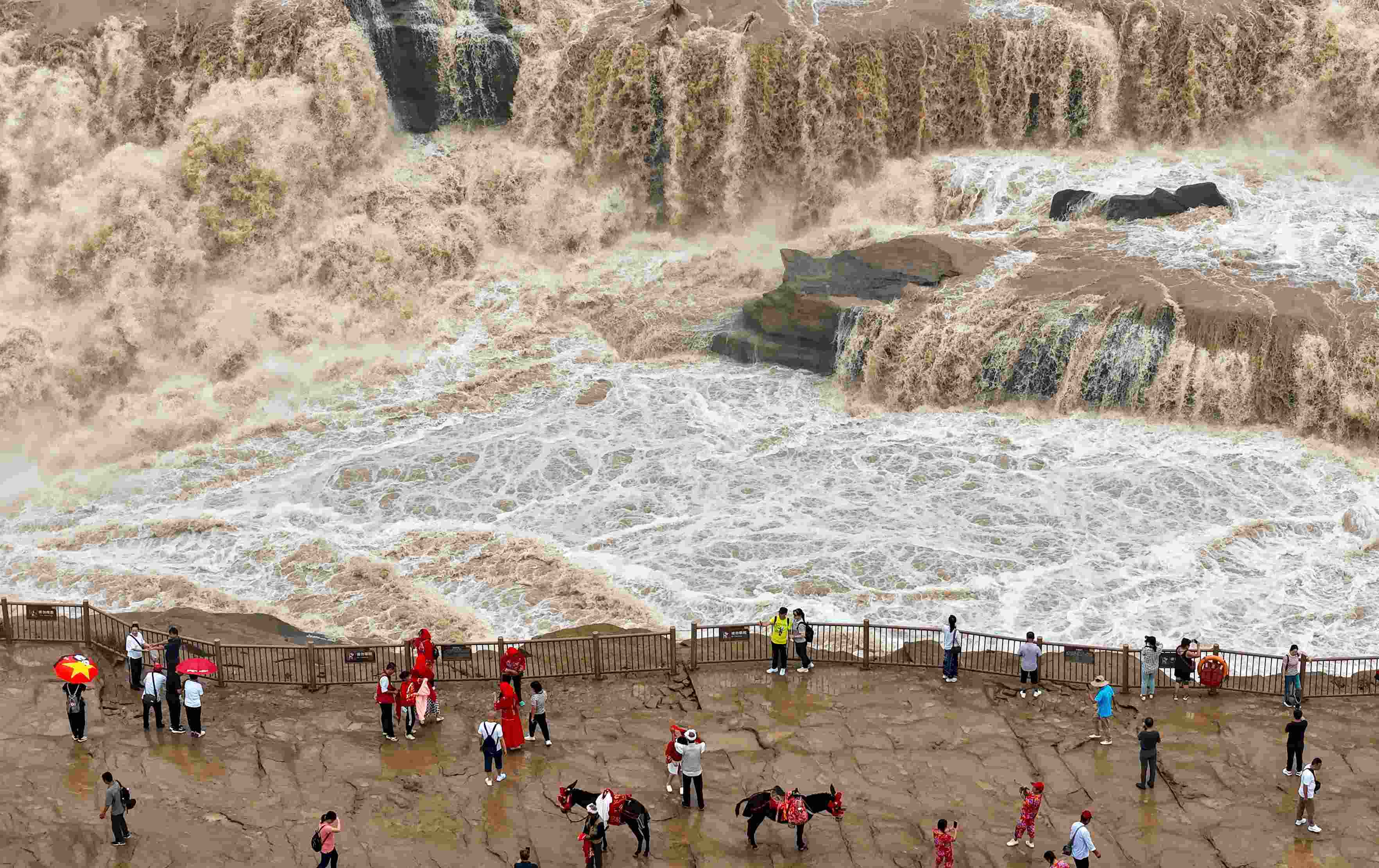 △9月9日，游客在黃河壺口瀑布景區(qū)游覽。