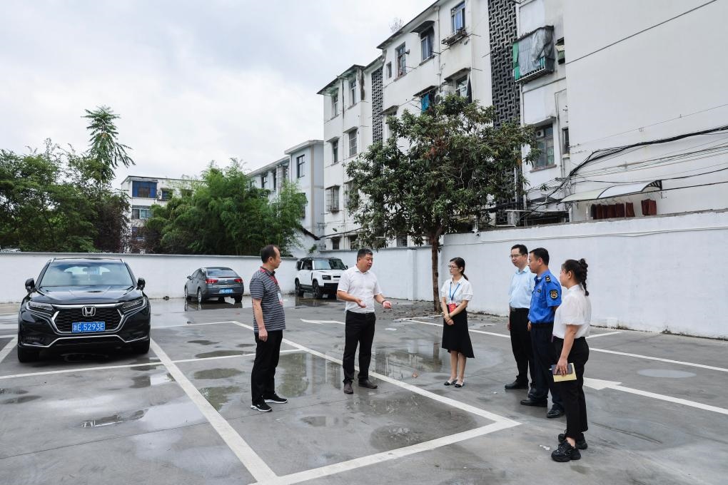 2024年9月11日，在浙江省湖州市，湖州吳興區(qū)人大代表、人大飛英街道工委代表及塔下街社區(qū)代表前往已改建的一處停車場(chǎng)進(jìn)行實(shí)地調(diào)研，監(jiān)督該改建項(xiàng)目的完成情況。新華社記者 徐昱 攝