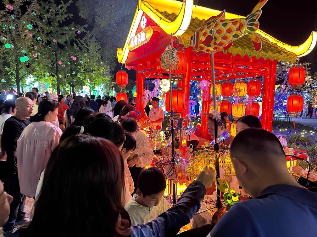 市民游客在2024年北京中秋國慶彩燈游園會(huì)上選購特色文創(chuàng)商品。新華社記者楊淑君 攝