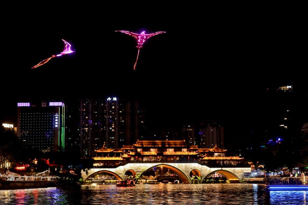 成都“夜游錦江”低空飛行裝置與游船伴飛。（唐斌治 攝）