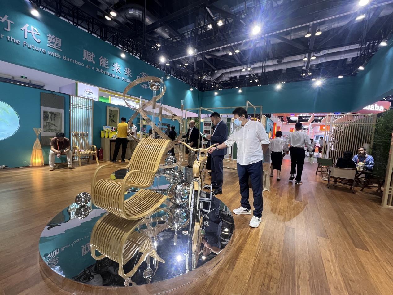 展會期間，國際竹藤組織展臺展出的竹藤制品。人民網(wǎng) 歐陽易佳攝