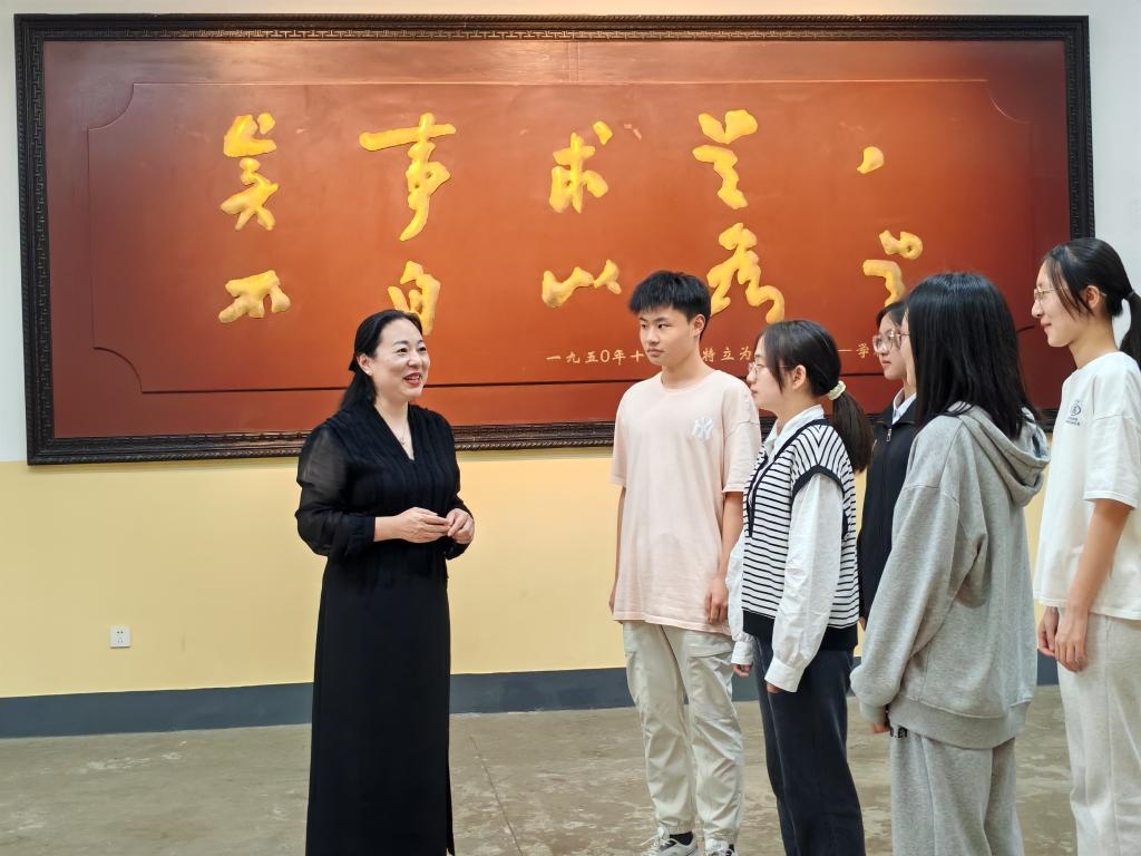 湖南第一師范學院思政課教師正在為學生講述紅色校史。（受訪者供圖）
