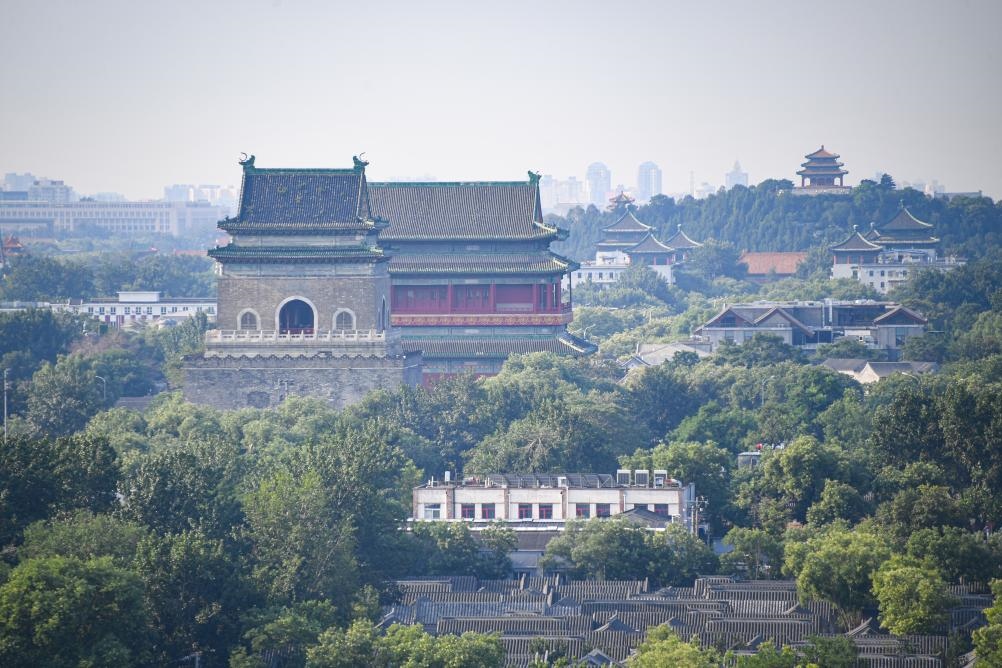 遠(yuǎn)眺北京中軸線上的鐘鼓樓與景山（2024年7月20日攝）。新華社記者 陳鐘昊 攝
