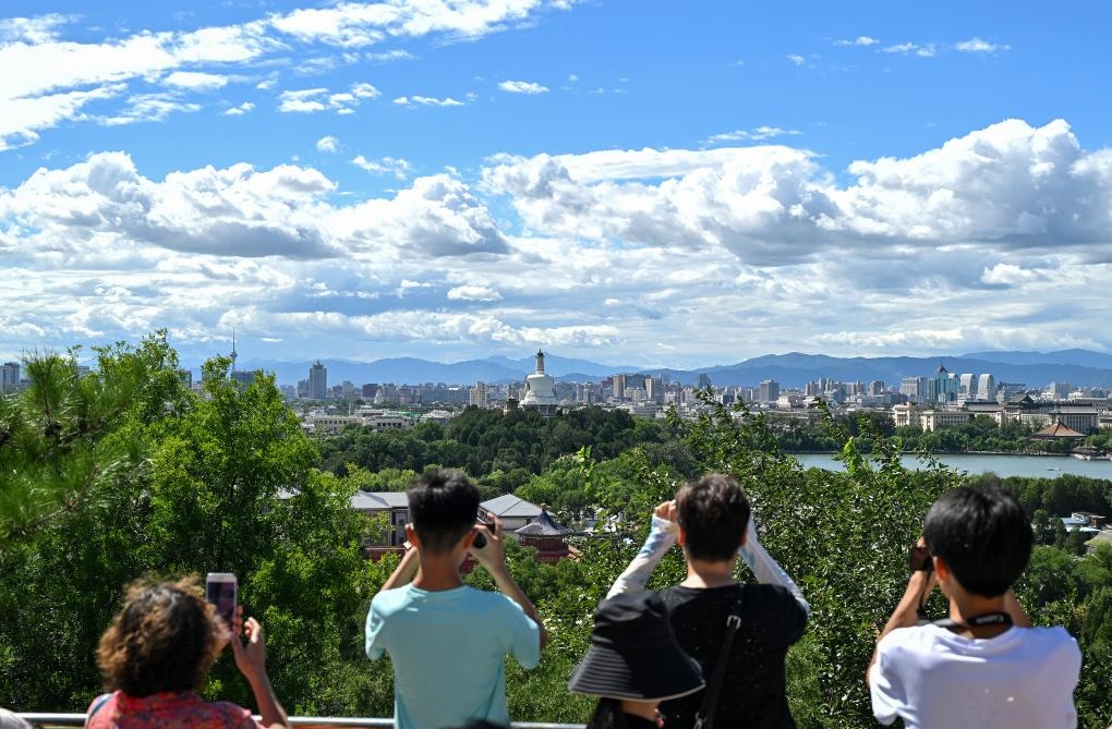 2024年8月12日北京天氣晴好，游客從景山上拍攝遠處的北海公園。新華社記者李鑫 攝