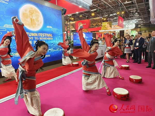 “你好！中國”展臺開幕式上的中國傳統(tǒng)舞蹈表演。人民網記者 尚凱元攝
