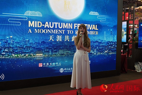 開幕式上，法國女歌手演唱中文歌曲《但愿人長久》。人民網記者 尚凱元攝
