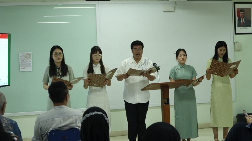 阿拉扎大學(xué)孔子學(xué)院志愿者教師表演詩(shī)朗誦?；顒?dòng)主辦方供圖